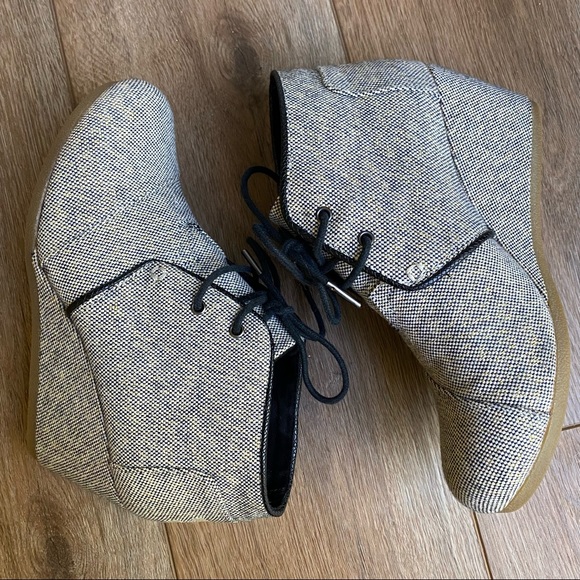 Toms Desert Wedge Bootie in Linen Metallic - 7.5 - Picture 2 of 8